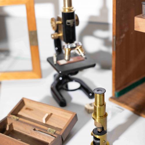 This portable microscope is recorded as having been given to St Albans Museums by Miss E. Gibbs, daughter of one of the founders of the museum A.E. Gibbs.