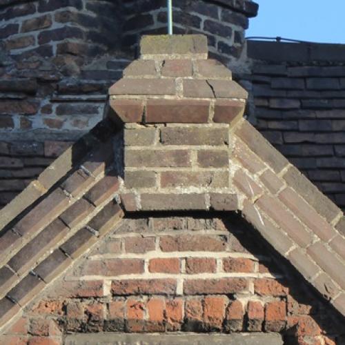 This arrowhead above the doorway refers to a local legend about the foundation of the Almshouses