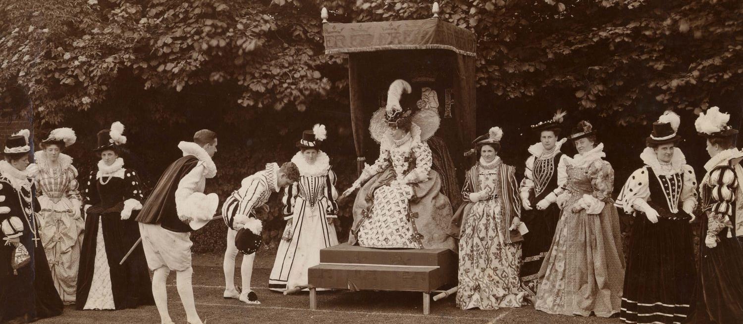 Reenactors in Elizabethan dress
