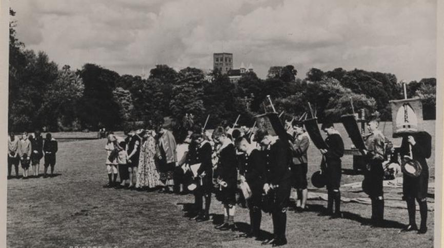 Monochrome postcard showing "Episode 6" of the St Albans Millenary pageant, 1948