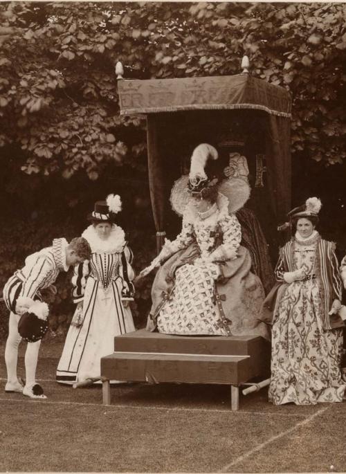 Reenactors in Elizabethan dress