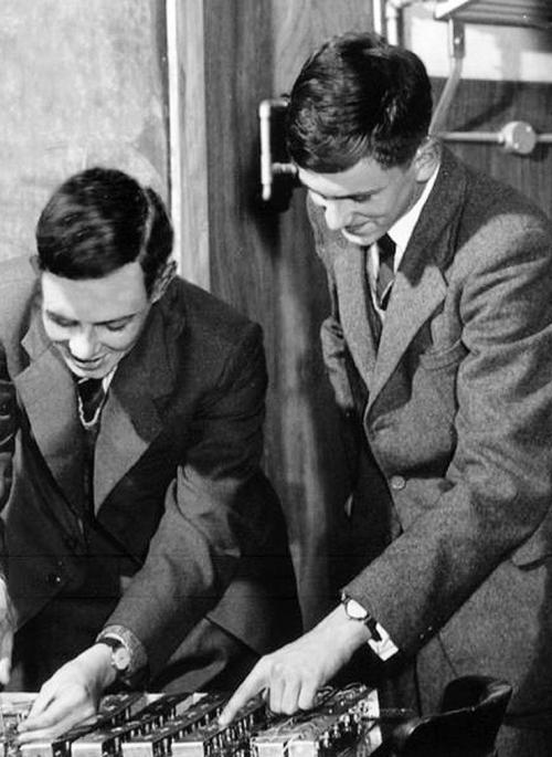 Stephen Hawking (left) in 1958 building a computing engine with other students at St Albans School.